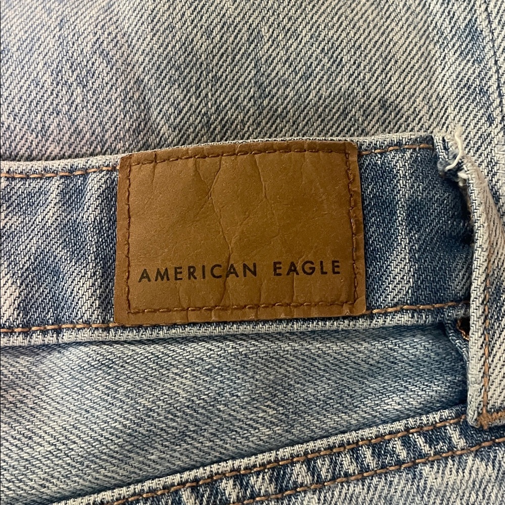 American Eagle Outfitters Blue Denim Mom Straight Ripped Jeans Size 6S | NWOT - Picture 6 of 8